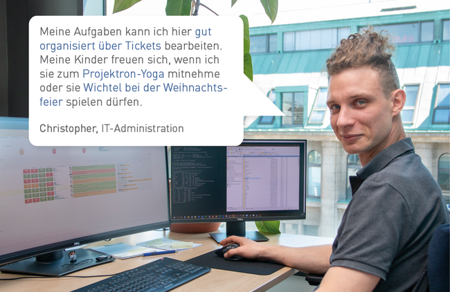 Christopher aus der IT-Administration an seinem Arbeitsplatz mit zwei Monitoren. Seine Sprechblase beschreibt die Aufgabenorganisation über Tickets und die Teilnahme seiner Kinder am Projektron-Yoga und an der Weihnachtsfeier.
