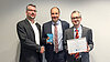 Matthias Fleschütz und Carsten Friedrich bei der Award-Übergabe mit Markus Bause (SERVIEW GmbH)