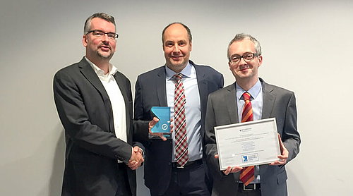 [Translate to Englisch:] Matthias Fleschütz und Carsten Friedrich bei der Award-Übergabe mit Markus Bause (SERVIEW GmbH)