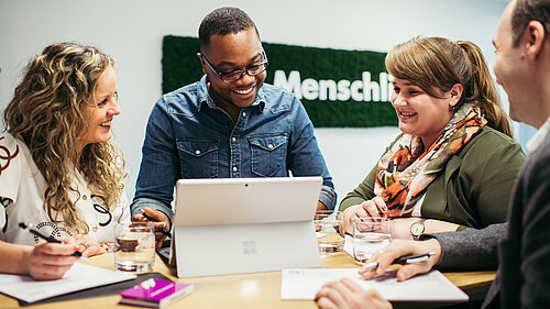 Foto von Mitarbeitenden der ECKD GmbH an einem ihrer sechs Standorte, stellvertretend für das engagierte IT-Team.