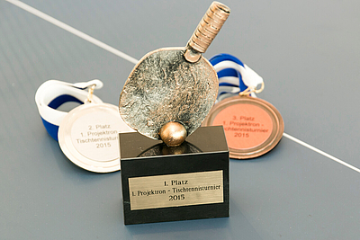 Pokal und Medaillen vom ersten Tischtennisturnier bei Projektron