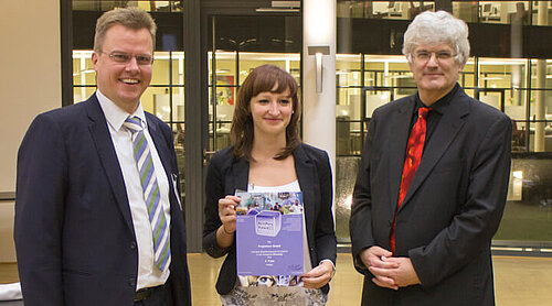 Sandra Gerhardt bei der Prämierung mit Peter Meussen (easycash Holding) und Prof. Dr. Christian Scholz (Institut für Managementkompetenz der Universität des Saarlandes)