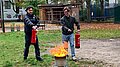 Deux collaborateurs de Projektron éteignent un incendie dans le cadre de la formation des assistants de sécurité incendie. Deux collaborateurs éteignent un incendie lors d'un exercice pratique dans le cadre de la formation des assistants de sécurité incendie.