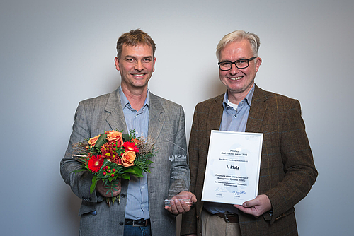 Arne Hennes (Projektmanagement) und Steffen Wendel (Projektsicherung) vom DVZ Mecklenburg-Vorpommern nahmen den Preis entgegen. 