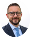 André Türpe, Geschäftsführer der projecDo GmbH, begleitet Führungskräfte und Teams bei Veränderungsprozessen und fördert resilientes Verhalten in Organisationen. Porträt von André Türpe, Geschäftsführer und Experte für agile Organisationsentwicklung und Führung in Veränderungsprozessen.