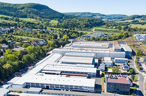 Luftaufnahme des Werksgeländes der Eichsfelder Schraubenwerk GmbH in Heilbad Heiligenstadt – eingebettet in die Landschaft des Eichsfelds. Luftbild eines Industrie- und Werksgeländes der Eichsfelder Schraubenwerk GmbH in Heilbad Heiligenstadt mit umliegender grüner Landschaft.
