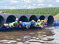 Los empleados de Projektron en el Tough Mudder en Klaistow 2024; superando una carrera de obstáculos de 12 a 20 kilómetros con un enfoque en el espíritu de equipo y la diversión.