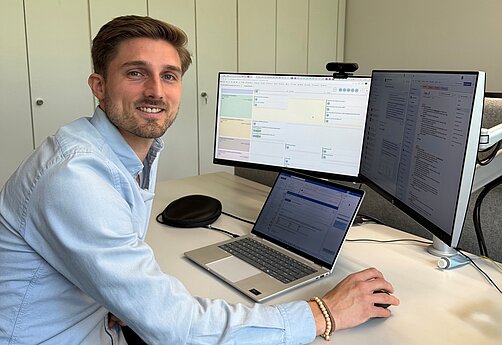 Ein Mitarbeitender der KGAL nutzt BCS zur Steuerung von Projekten, Ressourcen und Portfolios im Arbeitsalltag. KGAL-Mitarbeiter arbeitet an einem Bildschirm mit der Projektmanagement-Software BCS.