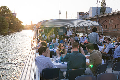Teilnehmer der Projektron Anwenderkonferenz 2019 genießen den Austausch bei einer abendlichen Schifffahrt auf der Spree.