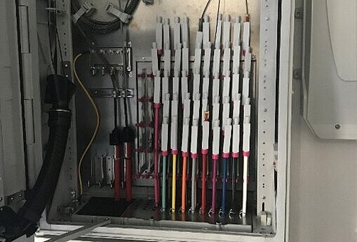 Foto eines Netzverteilers am Straßenrand in einem Wohngebiet, Teil des Glasfaserausbaus von e.discom