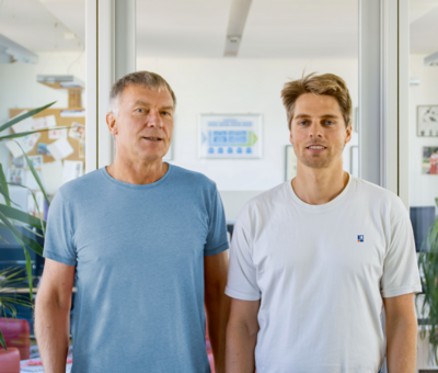 Maik Dorl, Gründer und Geschäftsführer der Projektron GmbH, mit Francisco Josué Gutendorf, Geschäftsführer seit 2023. Maik Dorl steht links neben Francisco Josué Gutendorf, beide Geschäftsführer der Projektron GmbH.
