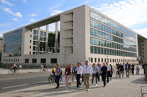Teilnehmer der Anwenderkonferenz spazieren am Auswärtigen Amt vorbei Richtung Fernsehturm.