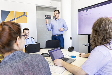 La photo montre des collaborateurs d'Ontec.