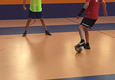 Gemeinsames Fußballspielen in der Halle