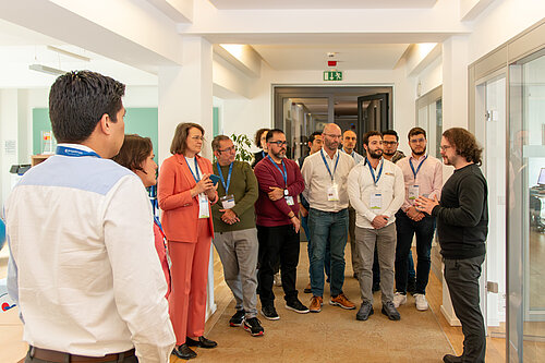 Rundgang der internationalen Delegation durch die Büroräume der Projektron GmbH.