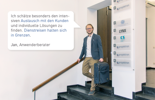 Anwenderberater Jan mit Reisekoffer im Treppenhaus bei Projektron. In seiner Sprechblase betont er den intensiven Kundenaustausch, individuelle Lösungen und den begrenzten Umfang seiner Dienstreisen.
