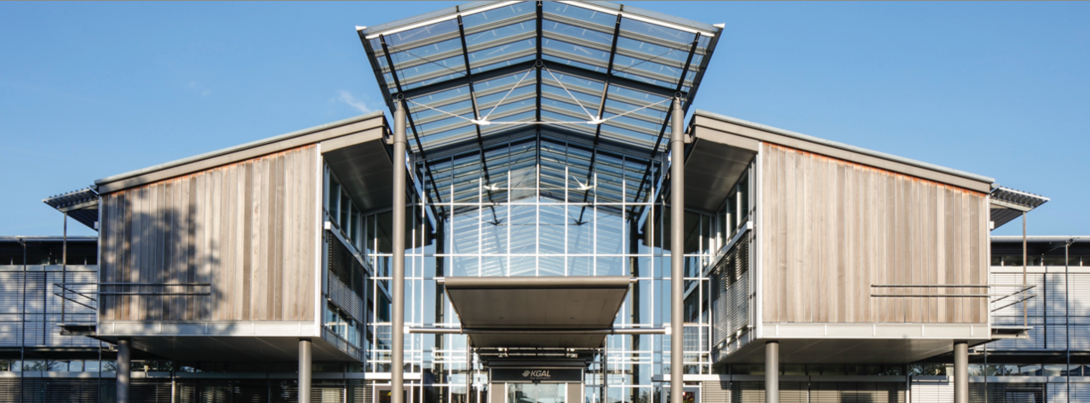 Der Hauptsitz der KGAL in Grünwald bei München – hier steuert das Unternehmen sein Investment-, Asset- und Projektportfolio. Modernes Firmengebäude der KGAL in Grünwald bei München mit Unternehmensbranding und Büroflächen.