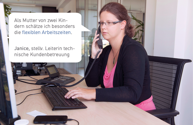 Janice telefoniert an ihrem Arbeitsplatz bei Projektron. In ihrer Sprechblase betont die stellvertretende Leiterin der Technischen Kundenbetreuung, dass sie als Mutter von zwei Kindern besonders die flexiblen Arbeitszeiten schätzt.