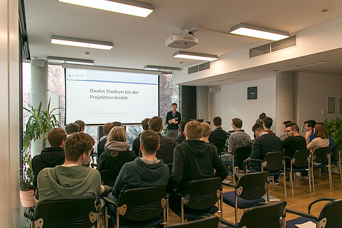 Projektron-Mitarbeiter im Gespräch mit Schülern der Flensburger Wirtschaftsschule. Projektron-Mitarbeiter im Gespräch mit Schülern der Flensburger Wirtschaftsschule.