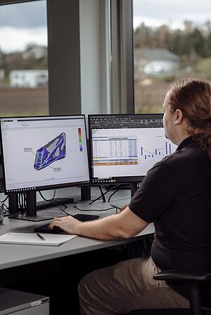 Dans le développement de produits, on analyse, modifie et optimise à toutes les étapes d'un projet. La photo montre un collaborateur deBest-Tech effectuant un calcul statistique de tolérance.