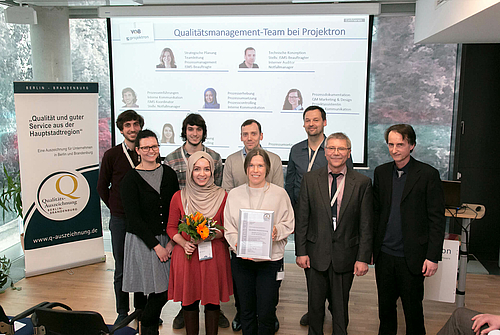 Das Qualitätsmanagement-Team von Projektron nimmt die Qualitätsauszeichnung 2018/2019 entgegen. Übergeben wurde der Preis von (v.r.) Ulrich Reuther und Wolfram Löbnitz (VQB e.V.) und Branko Tönsmann (IHK Ostbrandenburg)