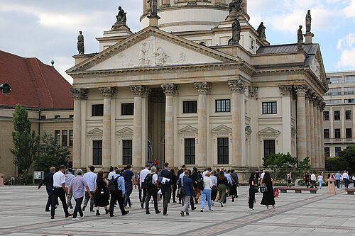 Teilnehmer der Anwenderkonferenz beim Spaziergang am Französischen Dom in Berlin.