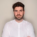 Porträt von Robin Fischer, Business Consultant IAM bei der OEDIV SecuSys GmbH. Im Erfahrungsbericht zur Einführung von BCS erläutert er die Vorteile der gemeinsamen Plattform für Projektarbeit und Zusammenarbeit. Robin Fischer, Business Consultant IAM bei OEDIV SecuSys