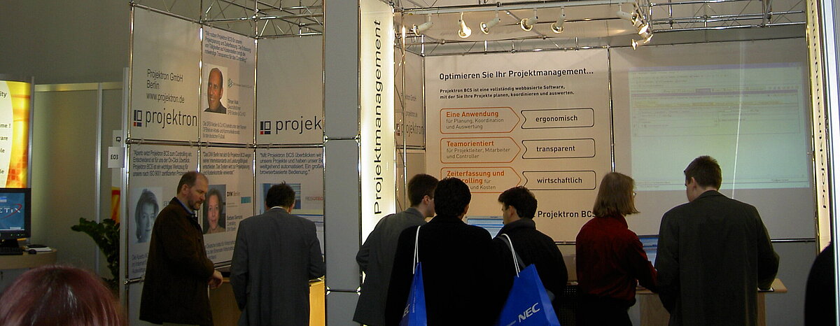 Foto vom Messestand der Projektron GmbH auf der CeBIT 2005.
