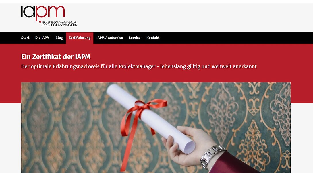 Screenshot der IAPM-Webseite als Symbolbild für Projektmanagement-Zertifizierungen, Karrierestufen und international anerkannte Abschlüsse im klassischen und agilen Projektmanagement.