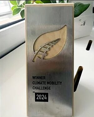 Der Siegerpokal der Climate Mobility Challenge 2024 für nachhaltige Unternehmensmobilität in der Kategorie mittlere Unternehmen. Pokal der Climate Mobility Challenge 2024