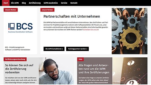 Screenshot der IAPM-Website mit Übersicht über Unternehmenspartner wie Trainingsanbieter, Beratungen und Projektmanagement-Software, darunter BCS als Partnerlösung
