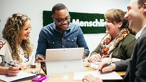 Foto von Mitarbeitenden der ECKD GmbH an einem ihrer sechs Standorte, stellvertretend für das engagierte IT-Team.