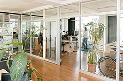 Die Büroräume sind hell und modern. Helle und moderne Büroräume bei Projektron
