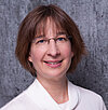Simone Bartholomae, Expertin im Bereich Enterprise Software und Produktmanagement bei der Stiftung Warentest, erklärt, wie das Projektmanagement-Tool Projektron BCS durch seine Anpassungsfähigkeit und die Einbindung von monatlichen Themenplänen überzeugt. Portrait von Simone Bartholomae, Expertin in Produktmanagement und Enterprise Software, die das Projektmanagement-Tool Projektron BCS bei der Stiftung Warentest bewertet.