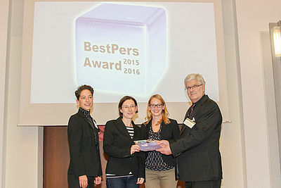 Patricia Rezić und Sandra Gerhardt nehmen auf der Preisverleihung den BestPersAward entgegen