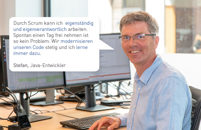 Java-Entwickler Stefan an seinem Arbeitsplatz mit zwei Monitoren. Seine Sprechblase beschreibt eigenverantwortliches Arbeiten mit Scrum, spontane freie Tage sowie kontinuierliche Code-Modernisierung und neue Lernmöglichkeiten.