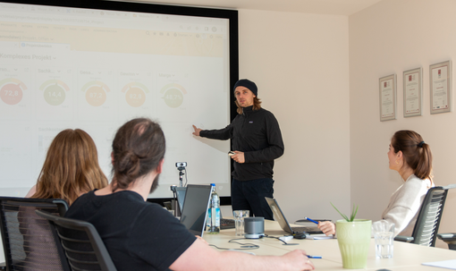 Des présentations sur mesure : Que ce soit via une web-conférence, lors d'une journée de présentation ou directement sur place, nous proposons des conseils personnalisés sur Projektron BCS. Présentations personnalisées sur Projektron BCS via une web-conférence ou sur place dans l'entreprise.