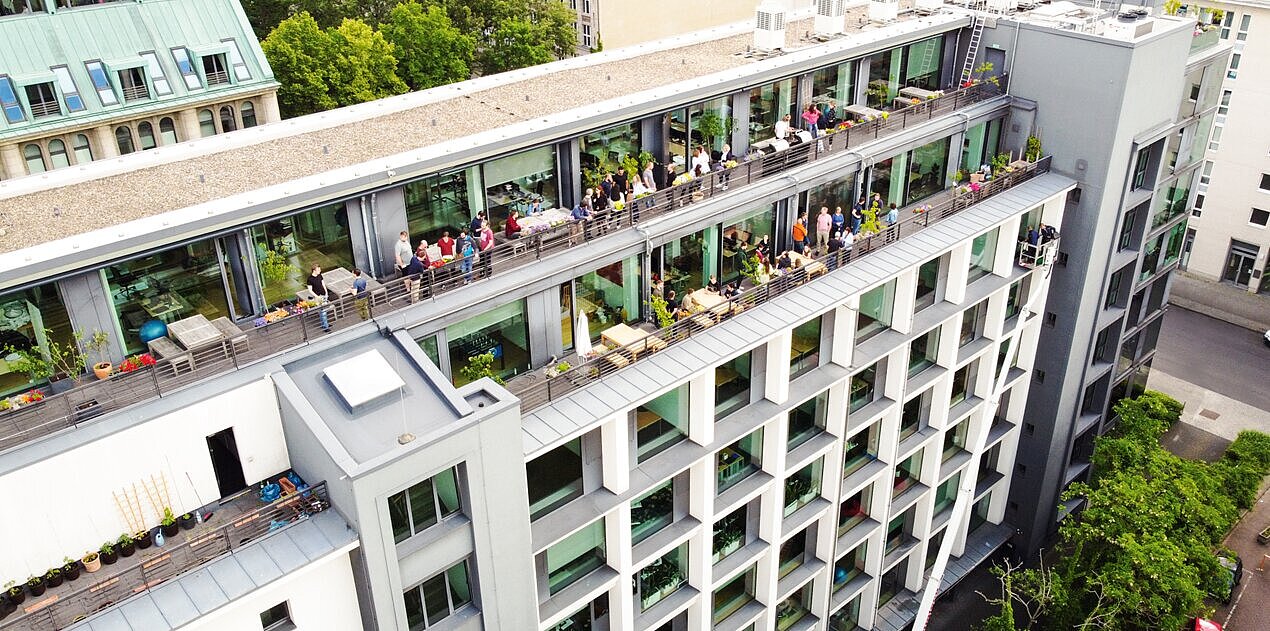 Le siège social de Projektron GmbH à Berlin-Mitte : un lieu d'innovation, de croissance et de collaboration. Siège social moderne de Projektron à Berlin-Mitte, avec des bureaux baignés de lumière et des postes de travail ergonomiques.