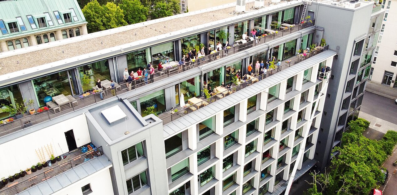 Moderna sede de Projektron en Berlín-Mitte con oficinas inundadas de luz y estaciones de trabajo ergonómicas.