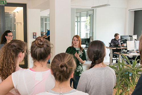 Mitarbeiterinnen von Projektron geben Einblicke in ihren Arbeitsalltag. Mitarbeiterinnen von Projektron geben Einblicke in ihren Arbeitsalltag.