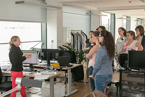 Schülerinnen beim Femtec-Workshop entdecken den Scrum-Prozess bei Projektron. Schülerinnen beim Femtec-Workshop entdecken den Scrum-Prozess bei Projektron.