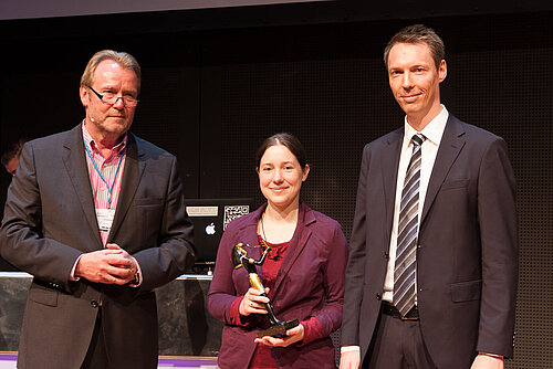 Herbert Herzke (l.), Sprecher des Beirates für den Dokupreis mit den Projektron-Mitarbeitern Claudia Klemt und Frank Nädler