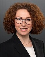 Porträt von Ismira Rehmers, tätig im Projektportfoliomanagement der Stabsstelle der Leitenden Ärztlichen Direktion, Bereich Medizinische Strategie und Vernetzung am Universitätsklinikum Freiburg. Porträtfoto von Ismira Rehmers, Mitarbeiterin im Projektportfoliomanagement am Universitätsklinikum Freiburg.