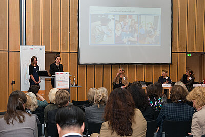 Sandra Gerhardt (l.) und Patricia Rezic berichten über Projektrons Maßnahmen zur Bindung von Spitzenfrauen (Quelle: Studio Blum) 