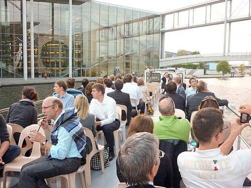 Bei der abendlichen Schiff-Fahrt auf der Spree mit unseren Teilnehmern