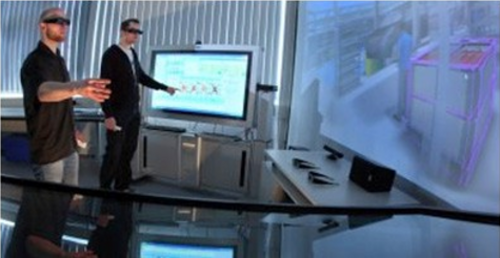 Deux étudiants de l'université technique de Chemnitz avec des lunettes VR font des recherches sur de nouveaux concepts d'usine.