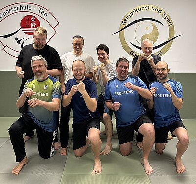 Projektronis beim Selbstverteidigungstraining: 8 Mitarbeiter stärkten ihre Fitness, Koordination und Selbstschutzfähigkeiten in einem praxisorientierten Training.