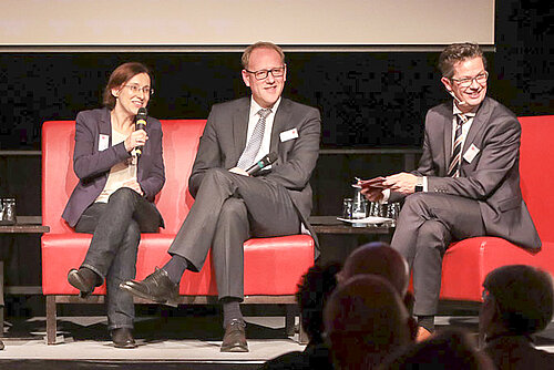 Patricia Rezić erläutert bei der Podiumsdiskussion, worauf es bei Projektron für gute Arbeitsplatzkultur ankommt, Foto: Konstantin Gastmann für Great Place to Work Deutschland GmbH