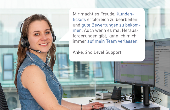 Anke aus dem 2nd Level Support mit Headset an ihrem Arbeitsplatz. Ihre Sprechblase beschreibt die Freude an erfolgreich bearbeiteten Kundentickets, guten Bewertungen und der Unterstützung durch ihr Team.
