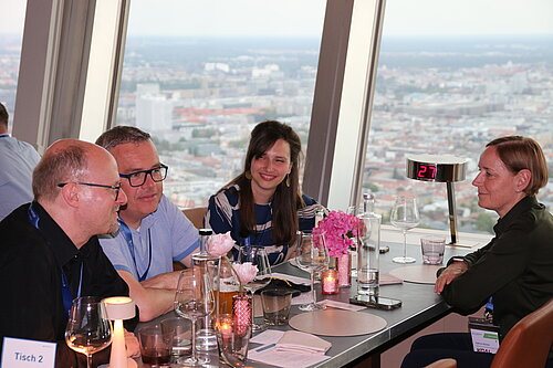 Teilnehmer und Mitarbeiter bei der Abendveranstaltung im Berliner Fernsehturm.